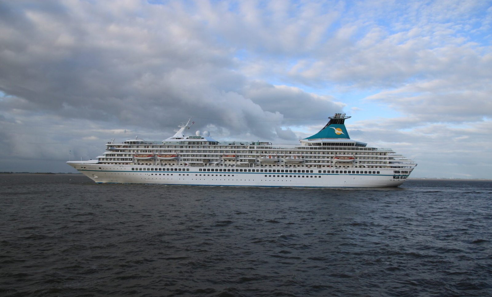 Eine Aufnahme der MS Artania von Phoenix Reisen auf der Weser querab Bremerhaven-Stromkaje, 2017.