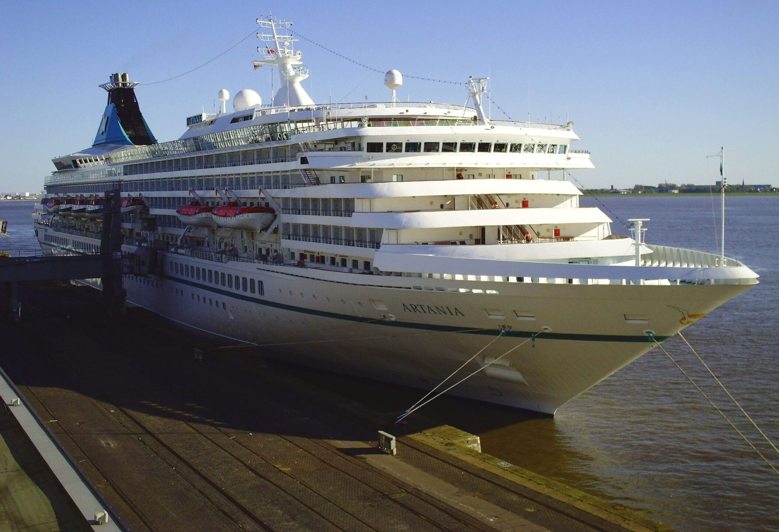 Eine Aufnahme der MS Artania von Phoenix Reisen im Columbus Cruise Center in Bremerhaven, Deutschland, 2018.