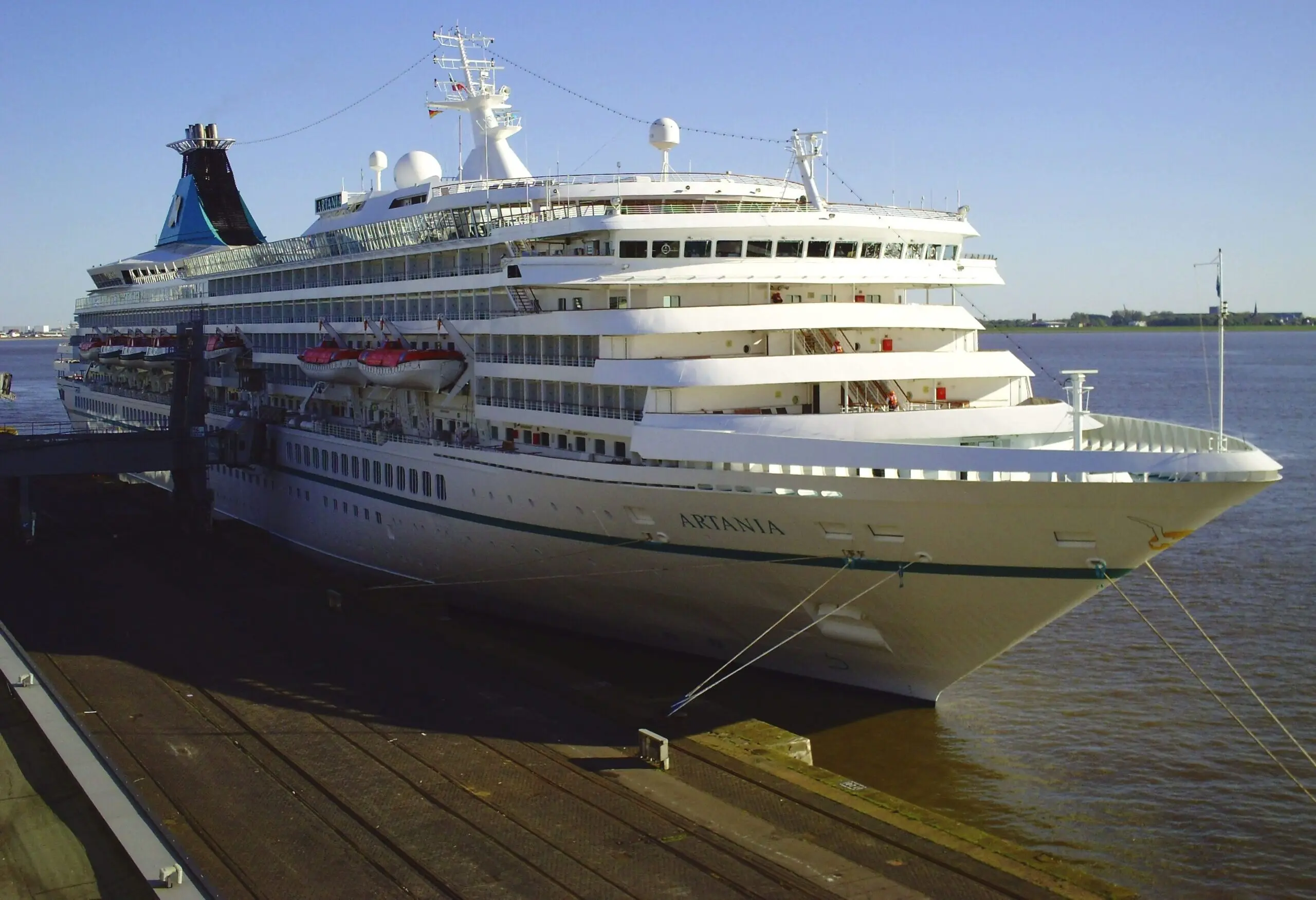 Eine Aufnahme der MS Artania von Phoenix Reisen im Columbus Cruise Center in Bremerhaven, Deutschland, 2018.