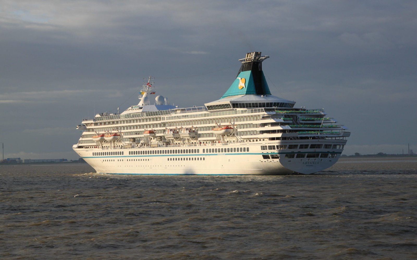 Eine Aufnahme der MS Artania von Phoenix Reisen vor Bremerhaven, 2017.