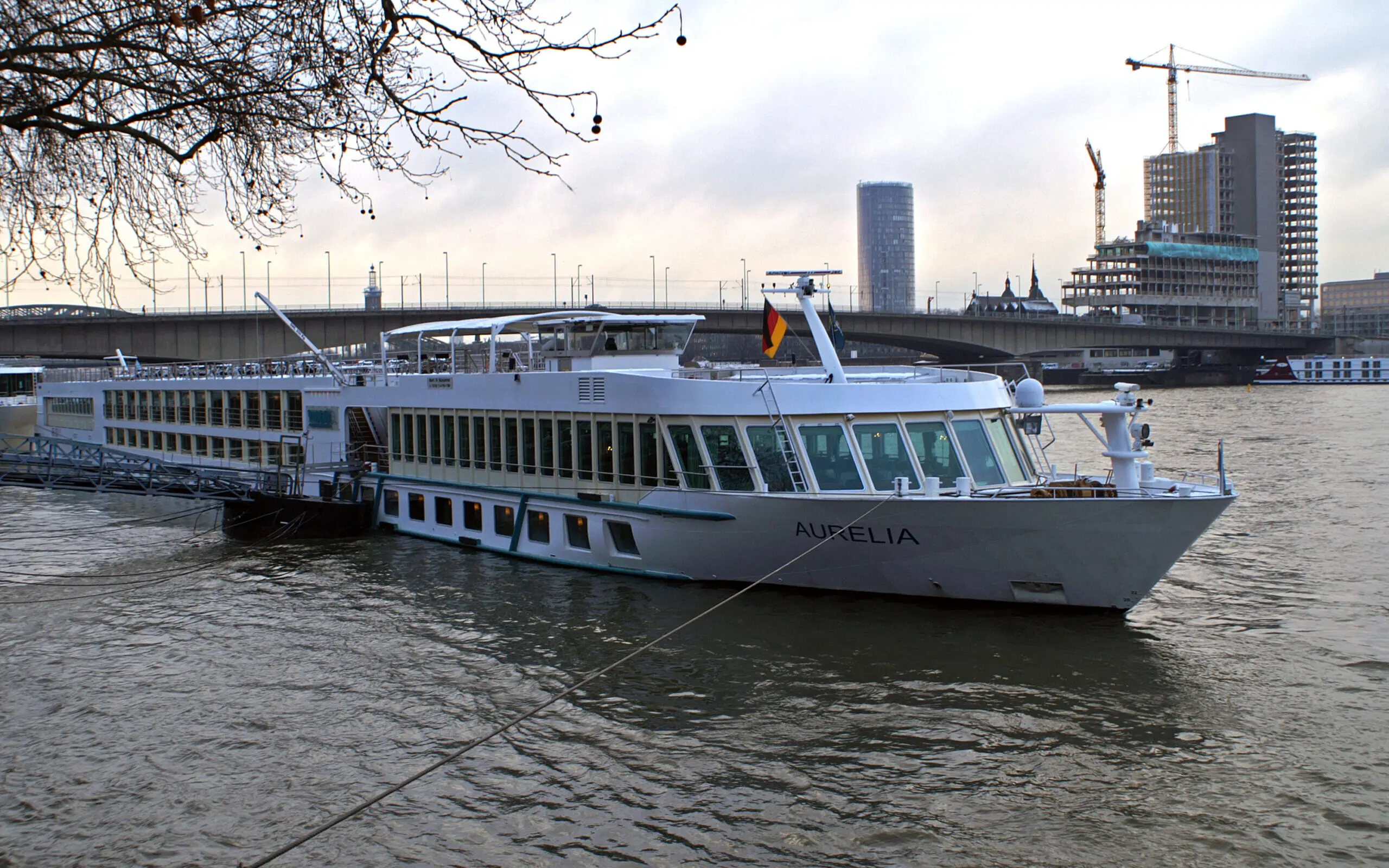 Eine Aufnahme der MS Aurelia von Phoenix Reisen am Anleger auf dem Rhein in Köln, 2010.