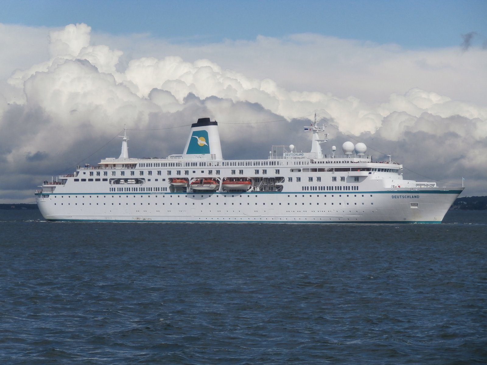 Eine Aufnahme der MS Deutschland von Phoenix Reisen in der Nähe von Tallinn, 2017.