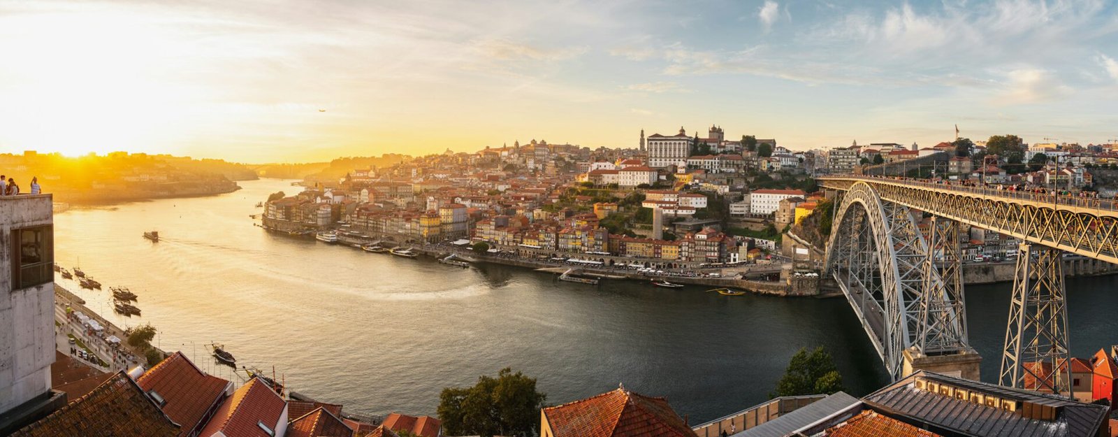 Eine Panoramaaufnahme von Porto mit Douro und der Brücke Ponte Dom Luís I