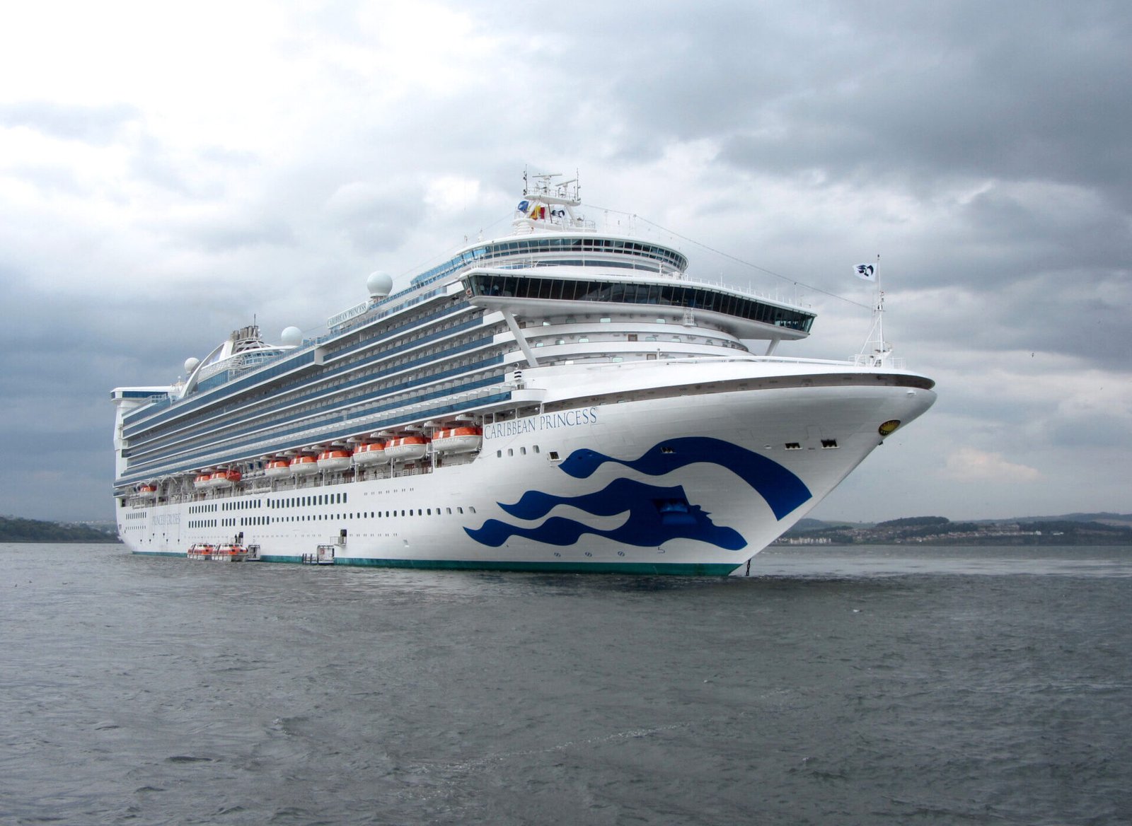 Eine Aufnahme der Caribbean Princess von Princess Cruises vor Firth of Forth, Schottland, 2017.