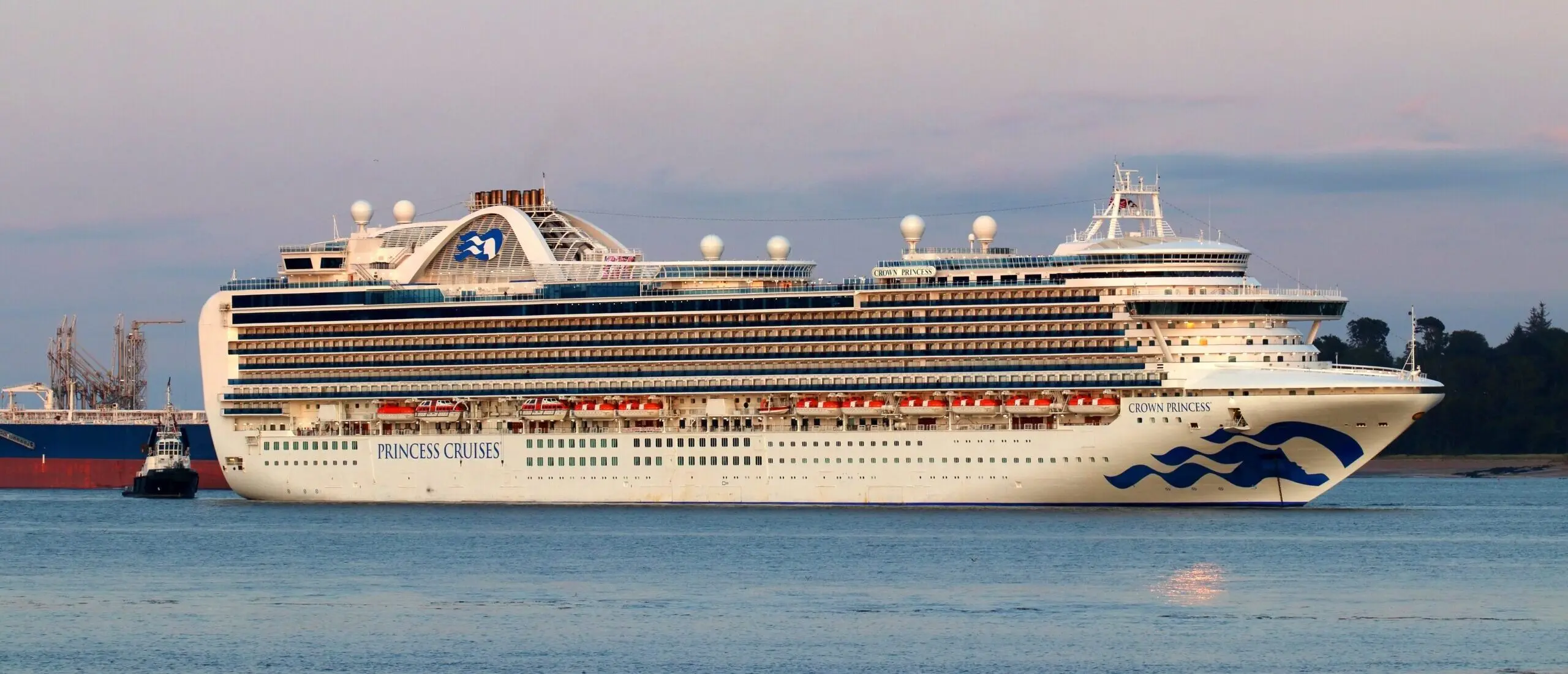 Eine Aufnahme der Crown Princess von Princess Cruises im Hafen vor Edinburgh, Schottland, 2019.