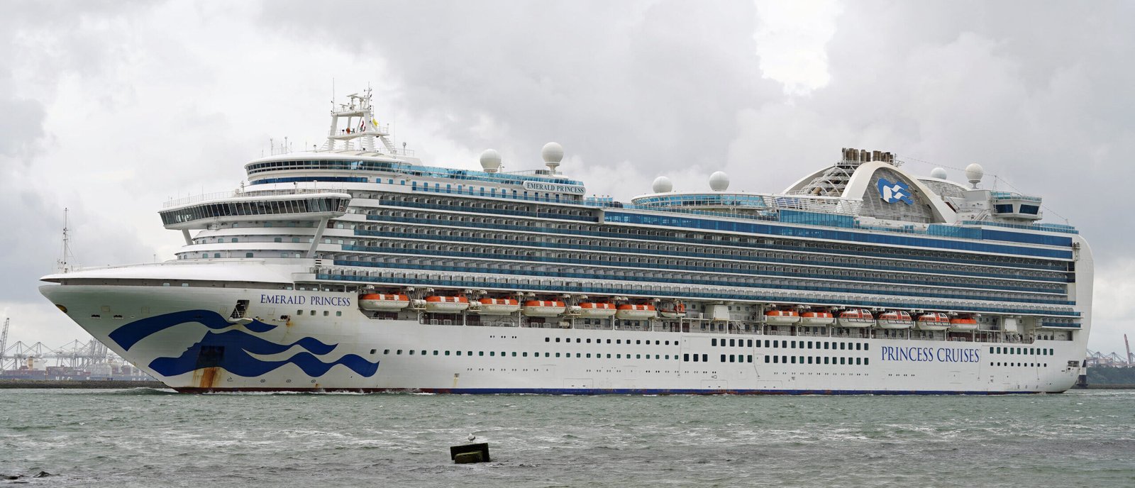 Eine Aufnahme der Emerald Princess von Princess Cruises vor Hoek van Holland, 2020.
