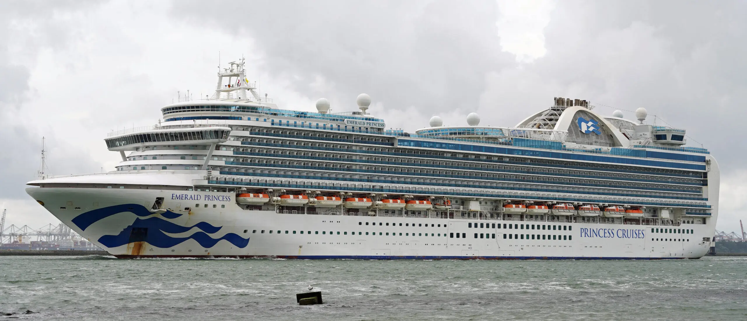 Eine Aufnahme der Emerald Princess von Princess Cruises vor Hoek van Holland, 2020.
