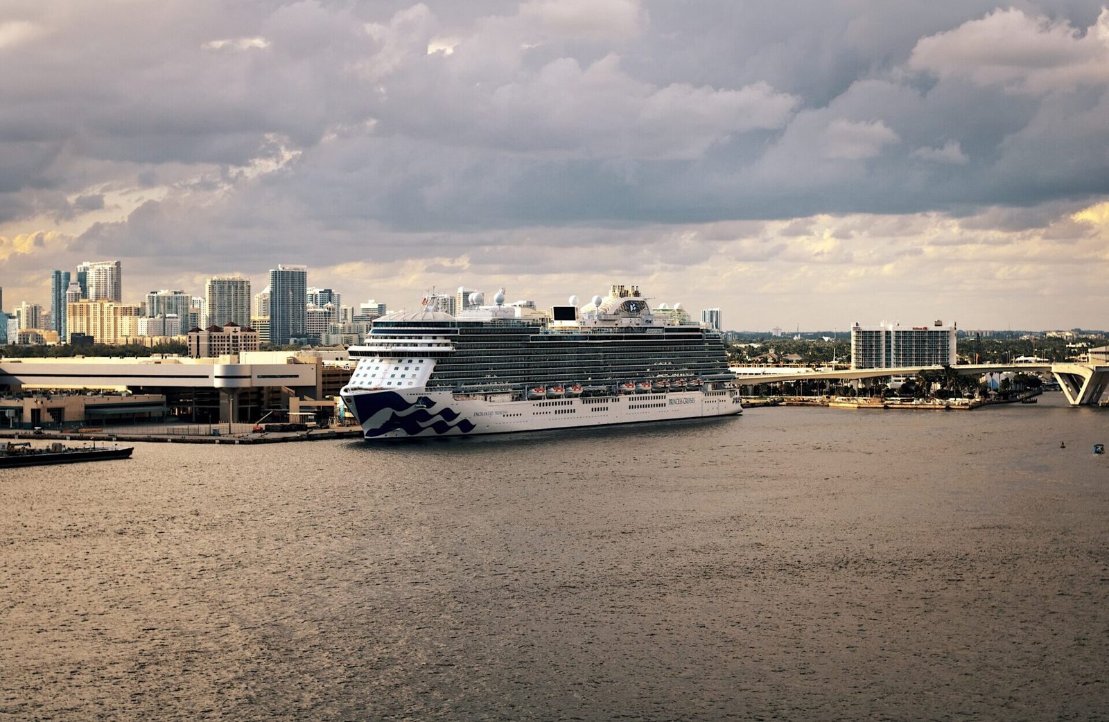 Eine Aufnahme der Enchanted Princess von Princess Cruises in Port Everglades, 2021.