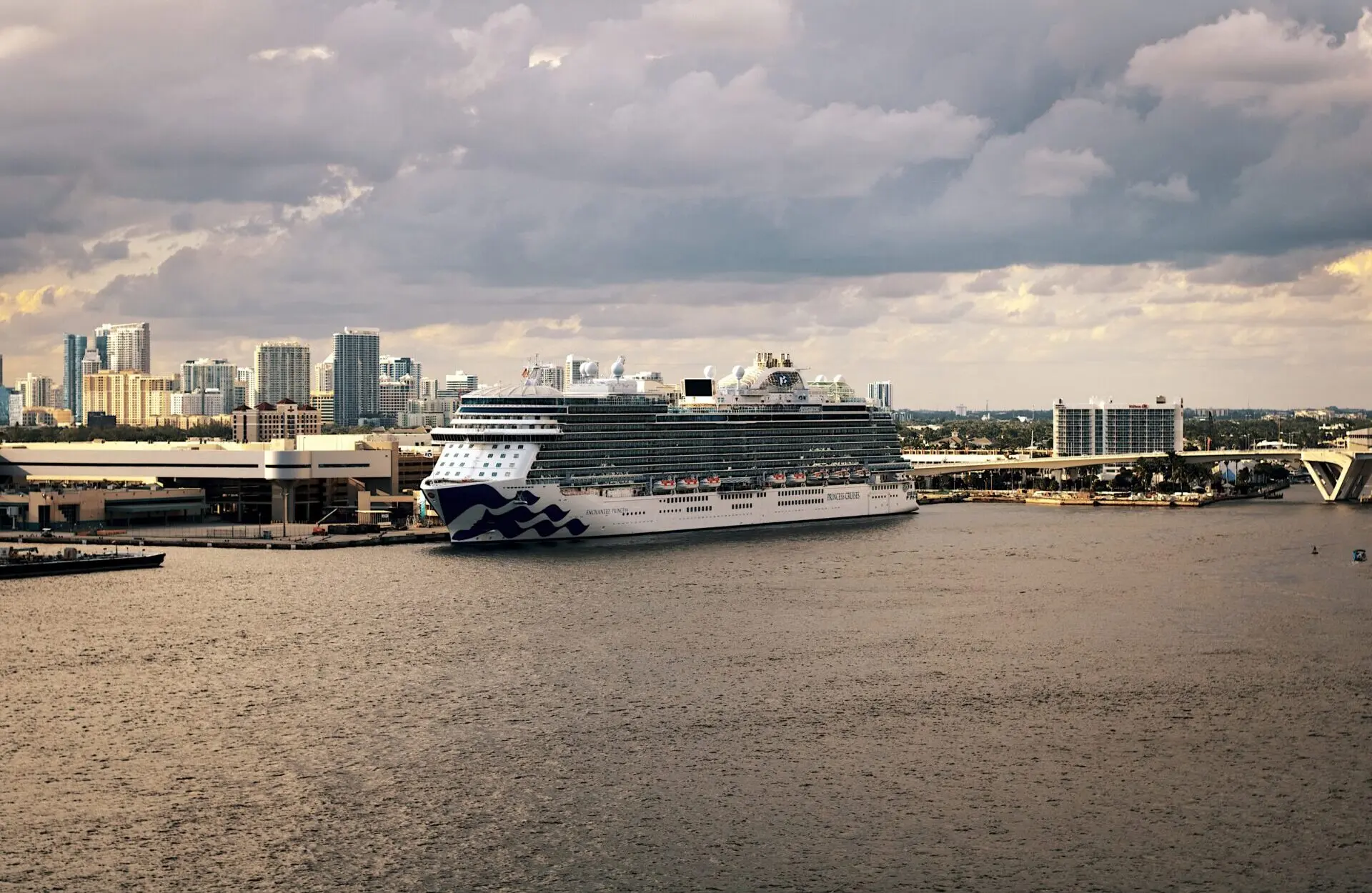 Eine Aufnahme der Enchanted Princess von Princess Cruises in Port Everglades, 2021.