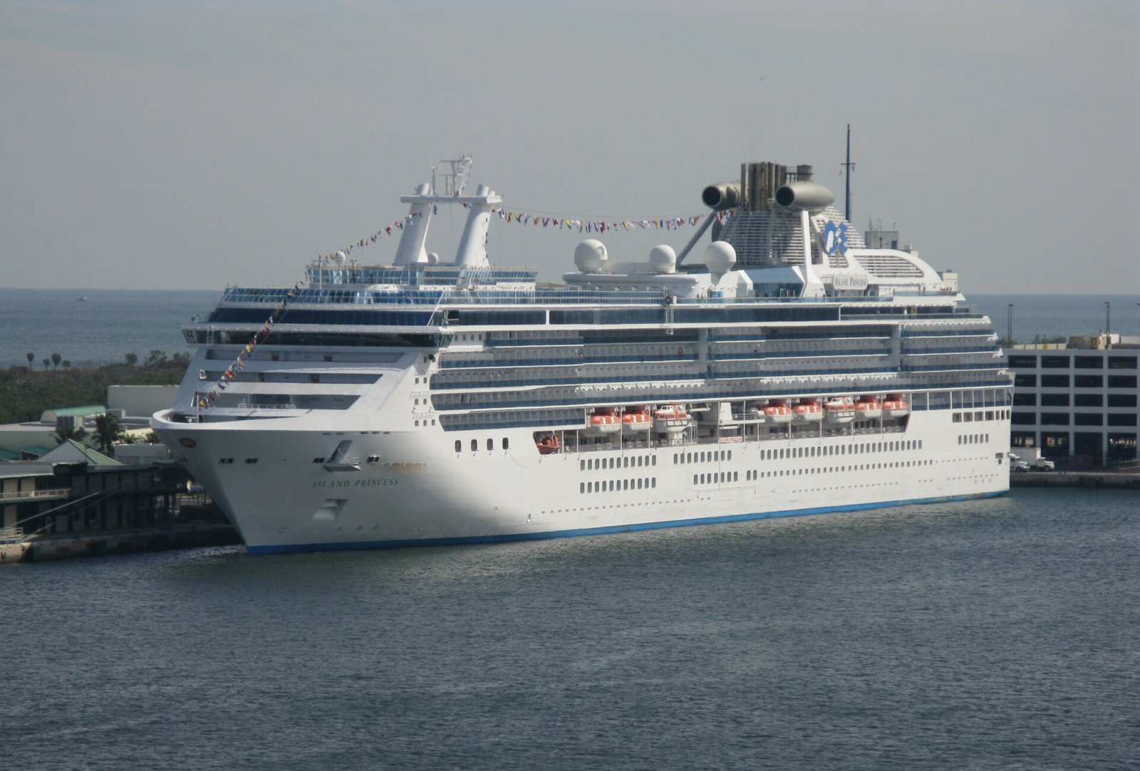 Eine Aufnahme der Island Princess von Princess Cruises im Hafen Port Everglades, 2010.