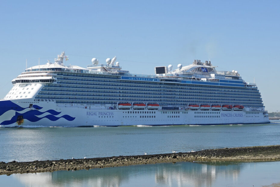Eine Aufnahme der Regal Princess von Princess Cruises in der Nähe von Rotterdam, Niederlande, 2020.