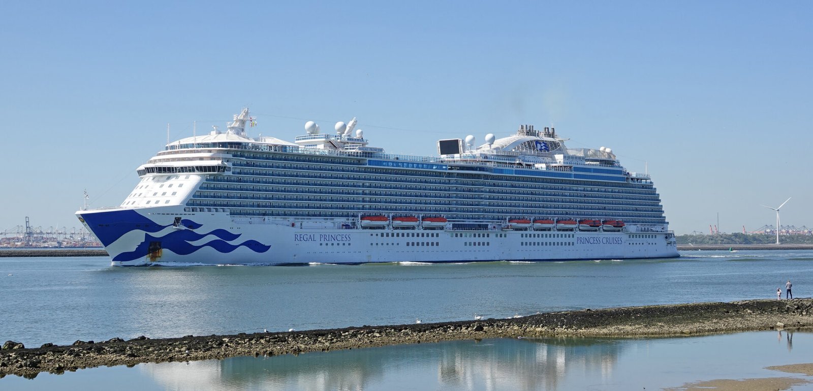 Eine Aufnahme der Regal Princess von Princess Cruises in der Nähe von Rotterdam, Niederlande, 2020.