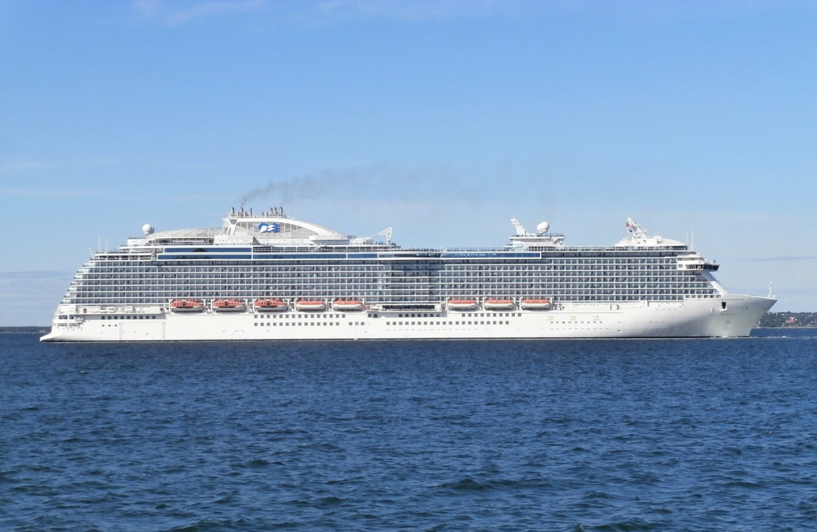Eine Aufnahme der Regal Princess von Princess Cruises im Hafen von Tallinn, 2015.
