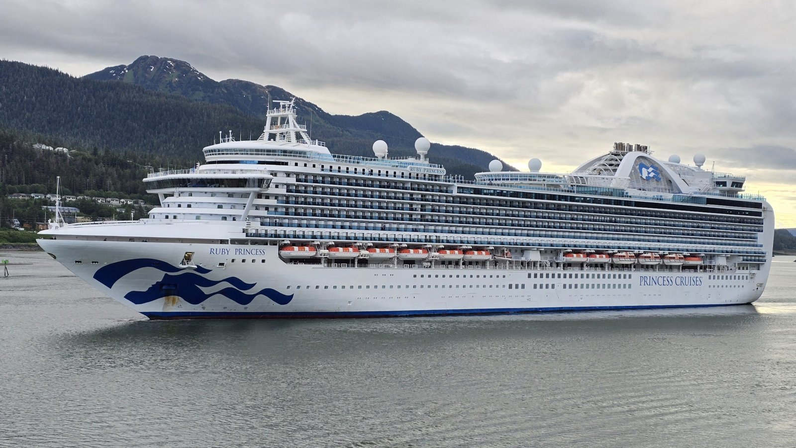 Eine Aufnahme der Ruby Princess von Princess Cruises vor Juneau, Alaska, 2026.