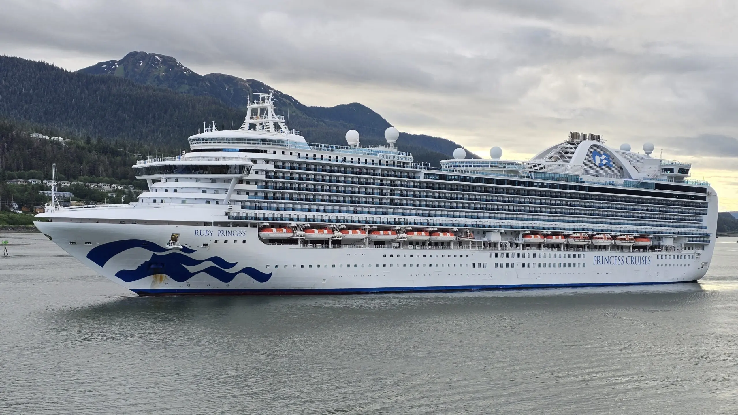 Eine Aufnahme der Ruby Princess von Princess Cruises vor Juneau, Alaska, 2026.