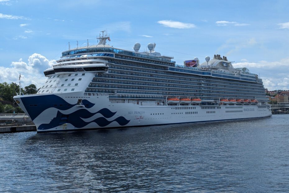 Eine Aufnahme der Sky Princess von Princess Cruises im Hafen von Stockholm, Schweden, 2018.