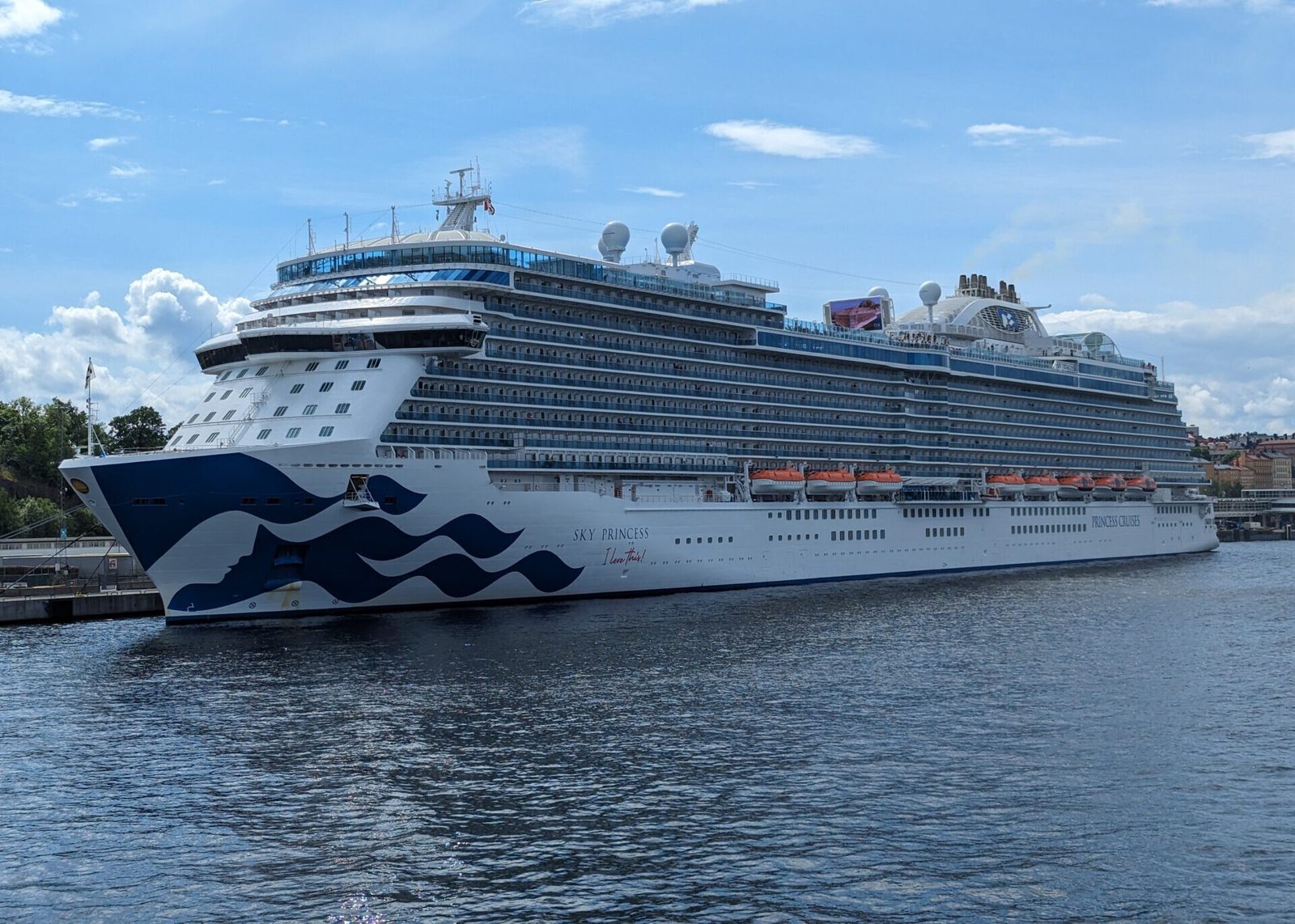 Eine Aufnahme der Sky Princess von Princess Cruises im Hafen von Stockholm, Schweden, 2018.
