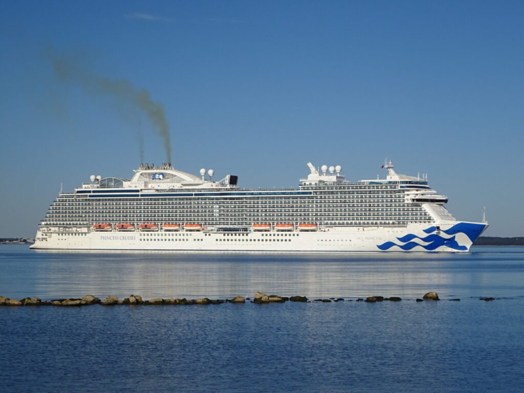 Princess Cruises Sky Princess Eine Aufnahme der Sky Princess von Princess Cruises vor Tallinn, 2022.