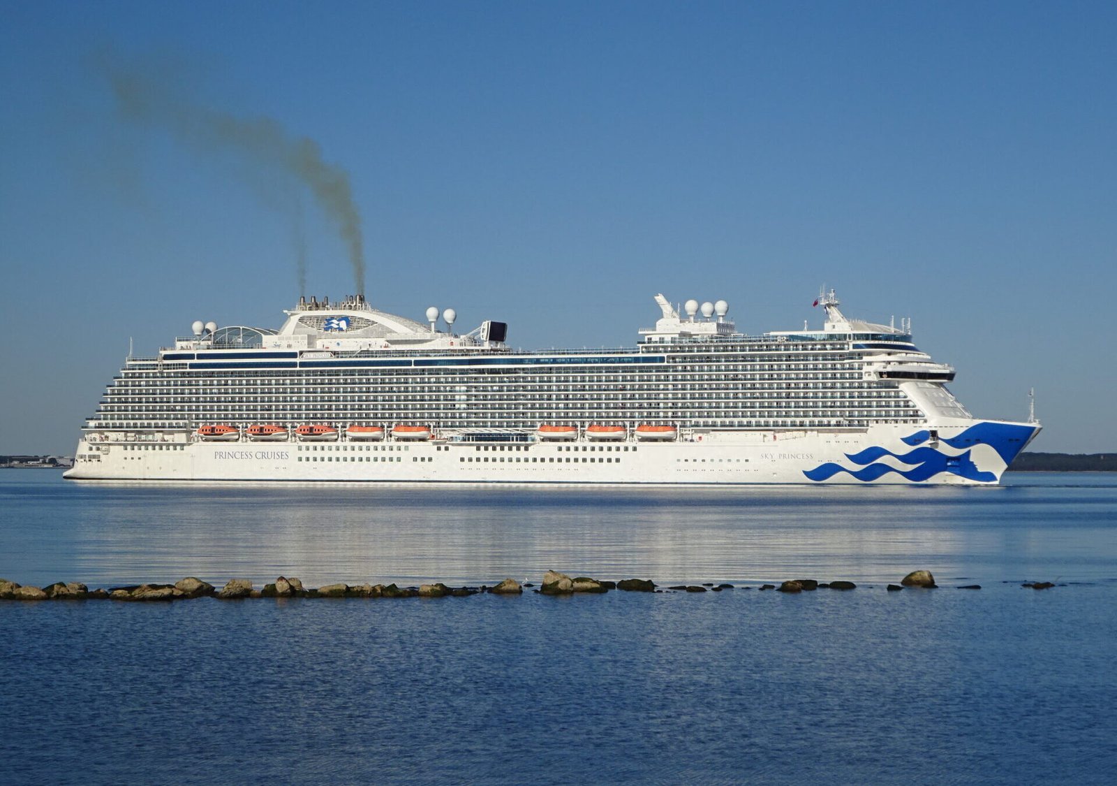 Eine Aufnahme der Sky Princess von Princess Cruises vor Tallinn, 2022.