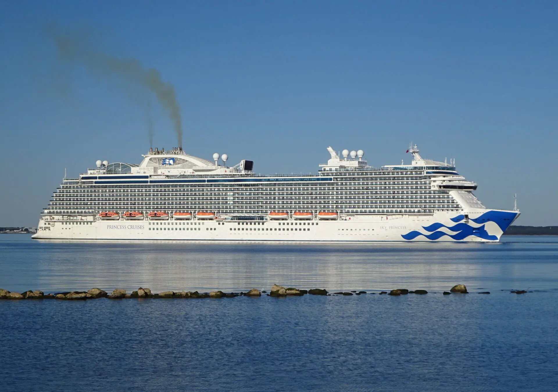 Eine Aufnahme der Sky Princess von Princess Cruises vor Tallinn, 2022.