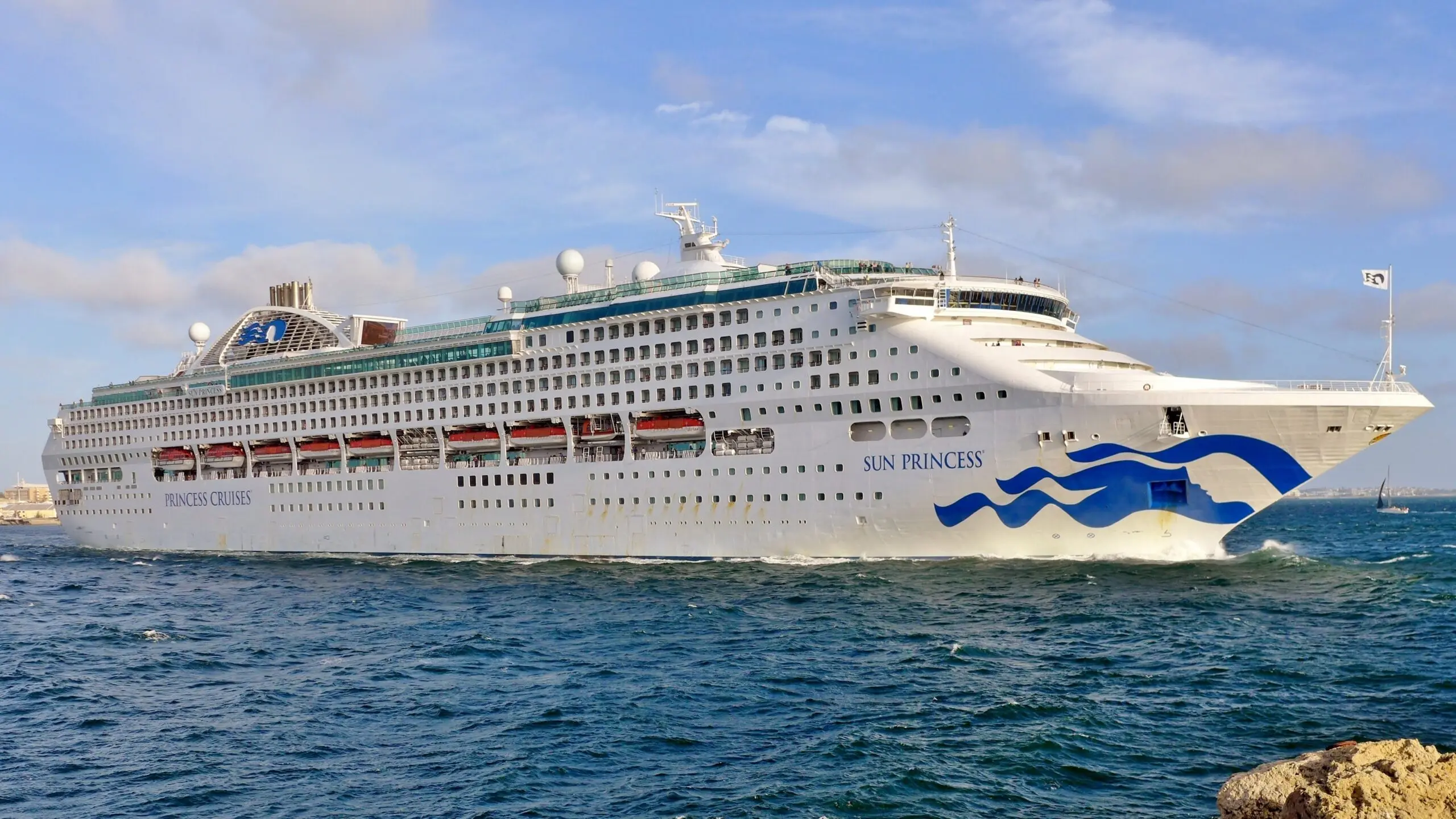 Eine Aufnahme der Sun Princess von Princess Cruises vor Fremantle, Australien, 2018.