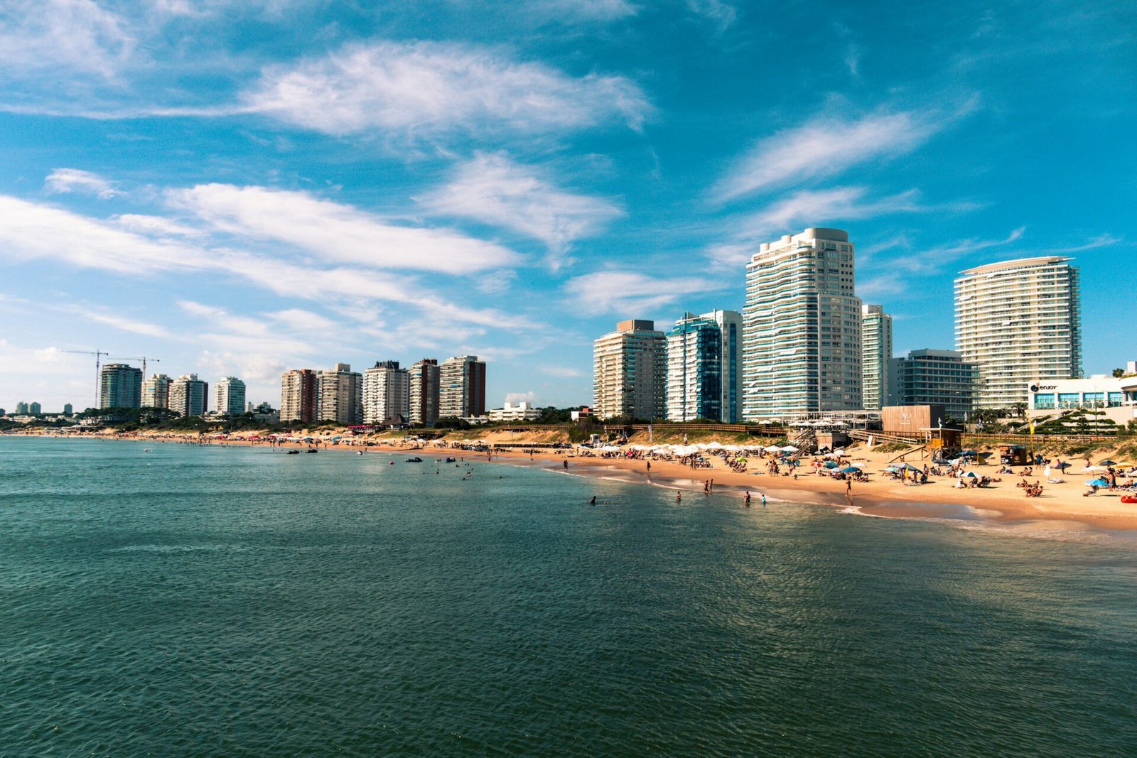 Eine Aufnahme vom Strand mit Hochhäusern in Punta del Este