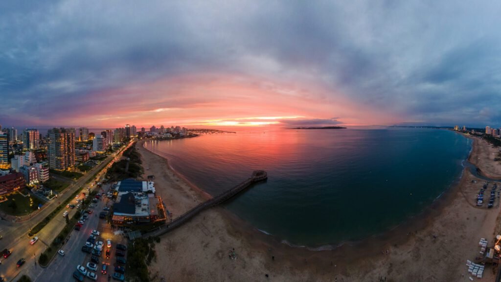 Punta del Este Eine Panoramaaufnahme von einem Sonnenuntergang in Punta del Este