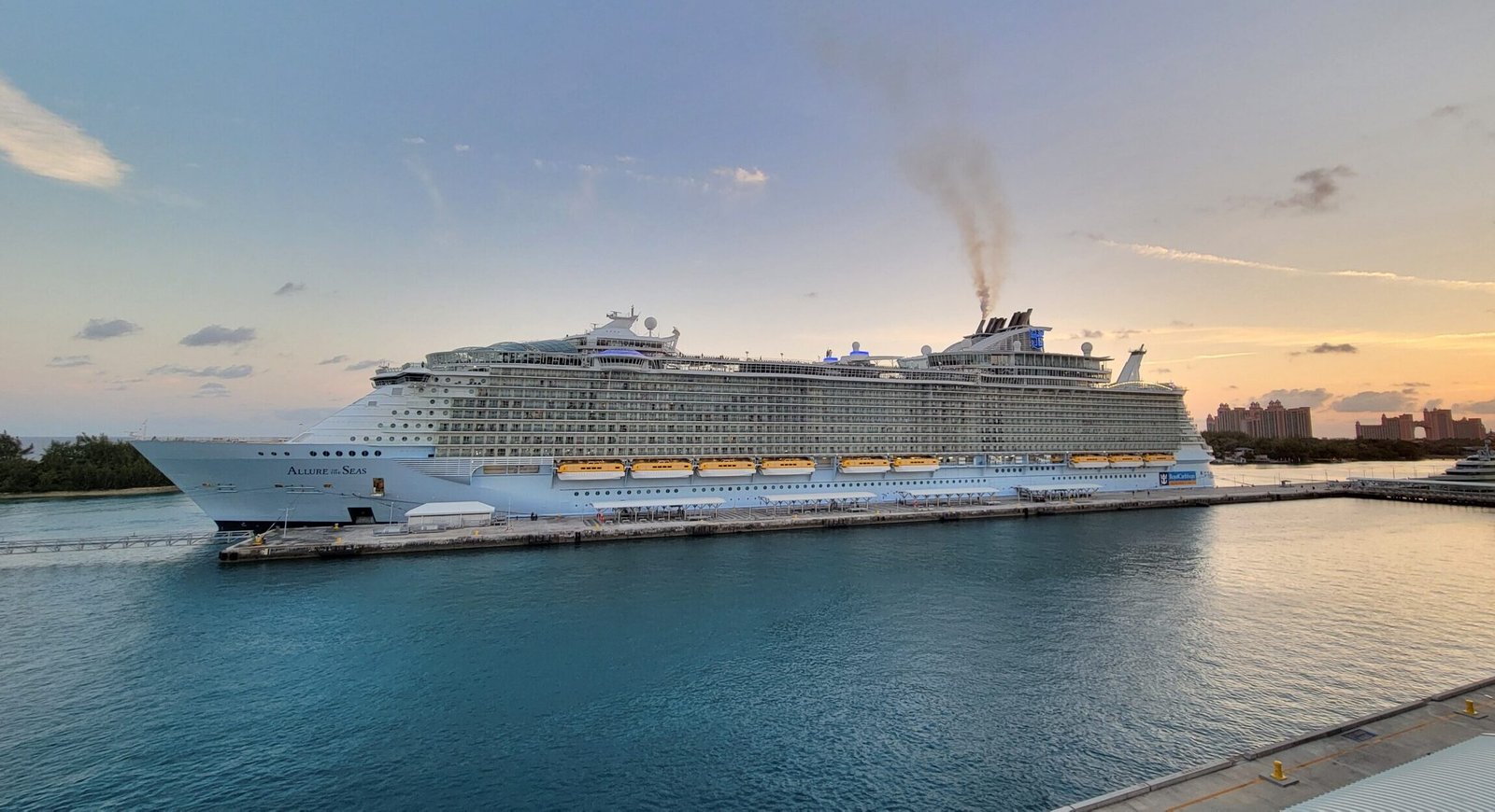 Eine Aufnahme der Allure of the Seas von Royal Caribbean International im hafen von Nassau, Bahamas, 2024.
