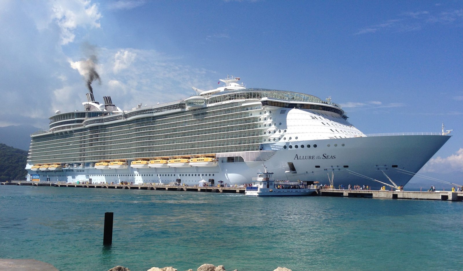 Eine Aufnahme der Allure of the Seas von Royal Caribbean International im hafen von Labadee, Haiti, 2013.