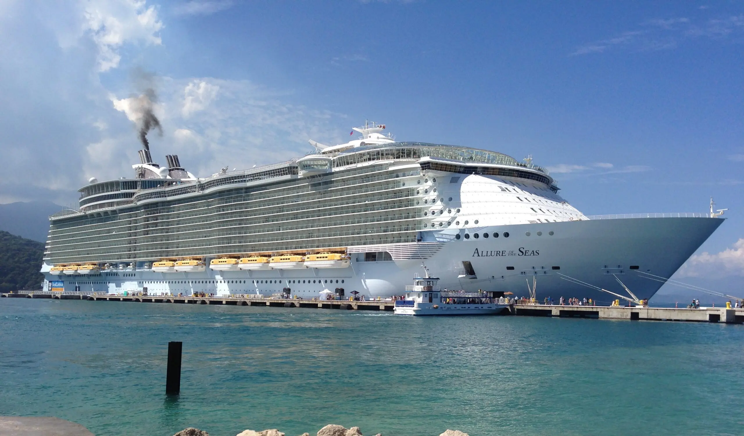 Eine Aufnahme der Allure of the Seas von Royal Caribbean International im hafen von Labadee, Haiti, 2013.