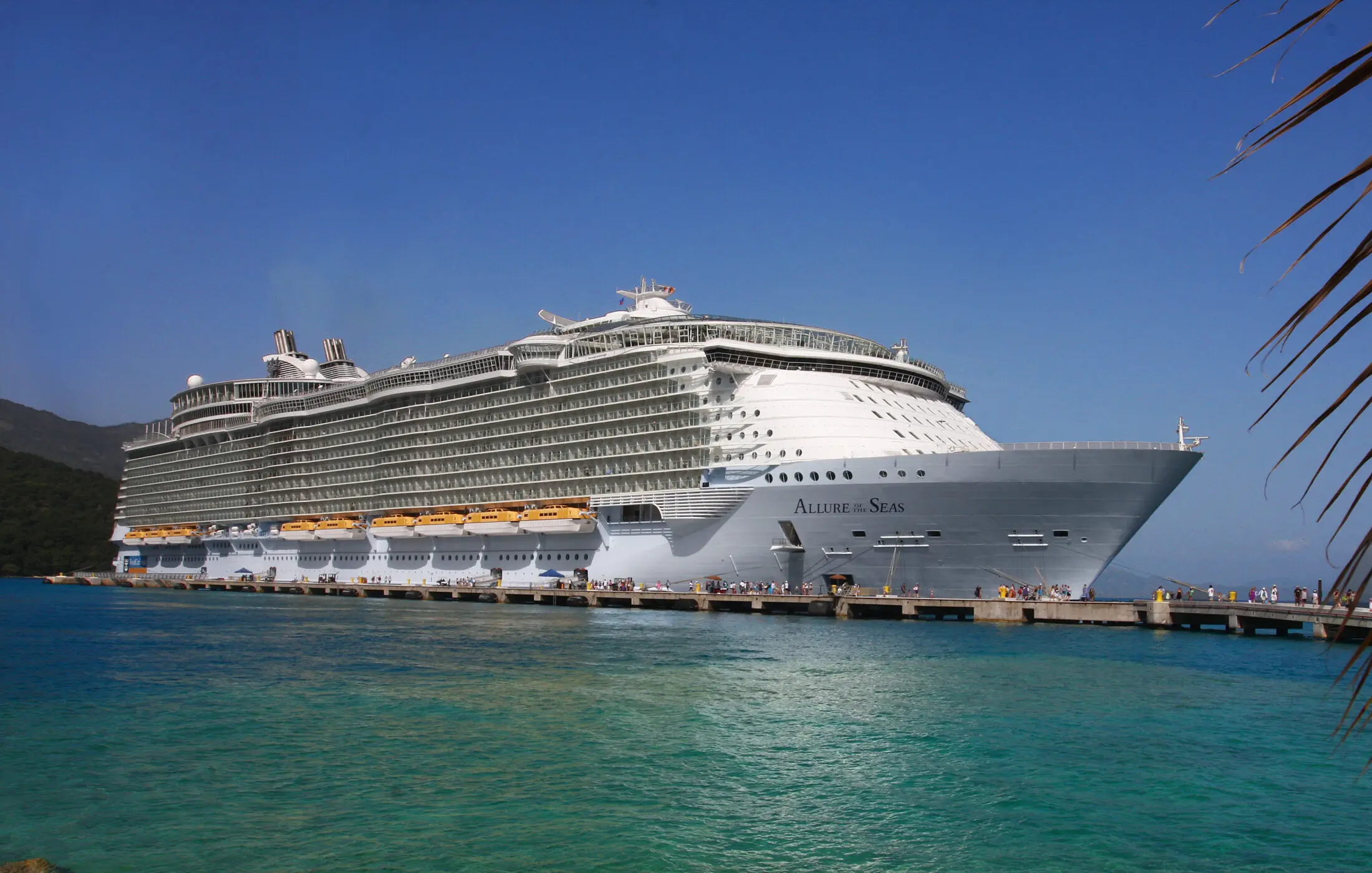 Eine Aufnahme der Allure of the Seas von Royal Caribbean International im Hafen von Labadee, Haiti, 2012.
