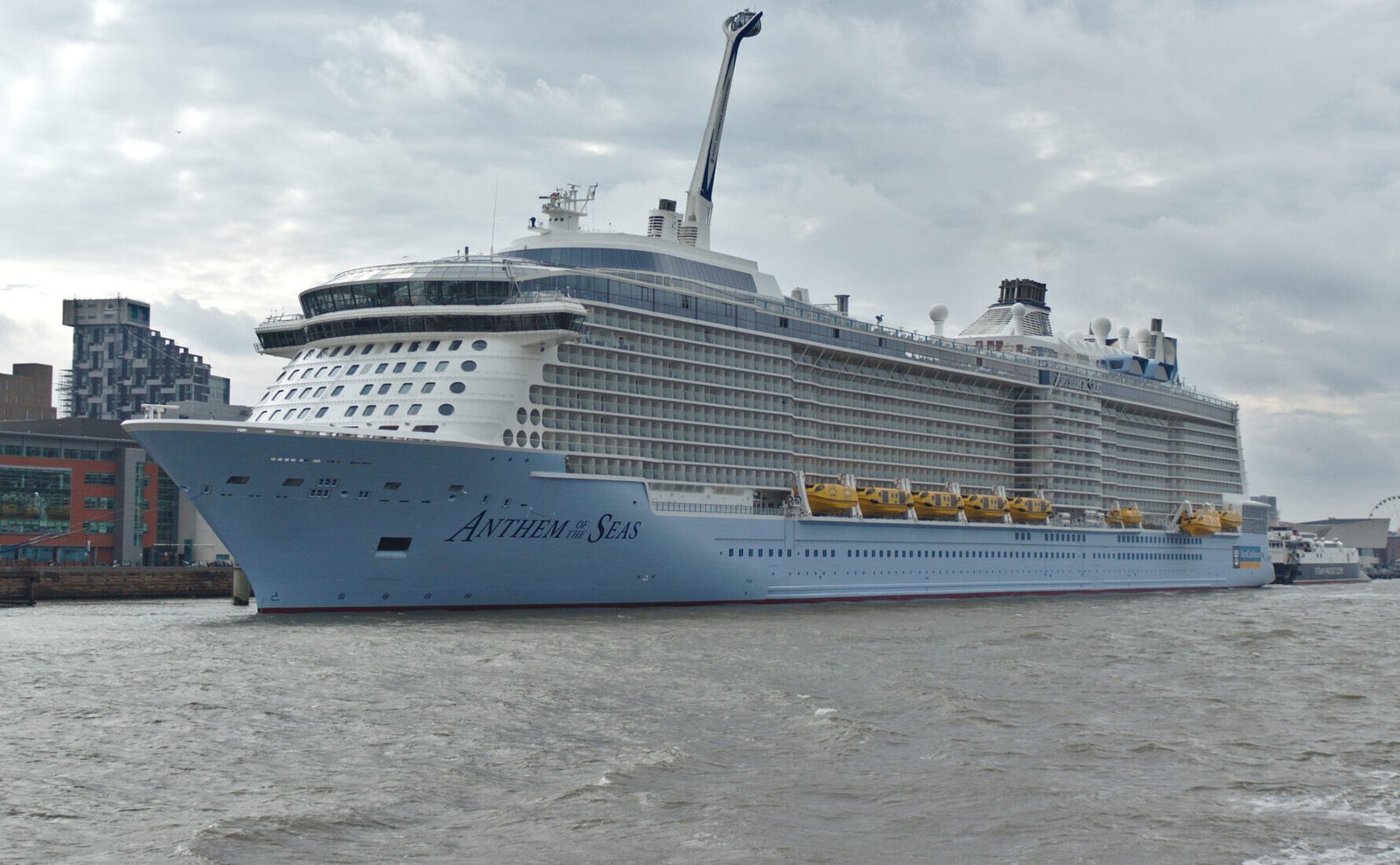 Eine Aufnahme der Anthem of the Seas von Royal Caribbean International in Liverpool, 2021.