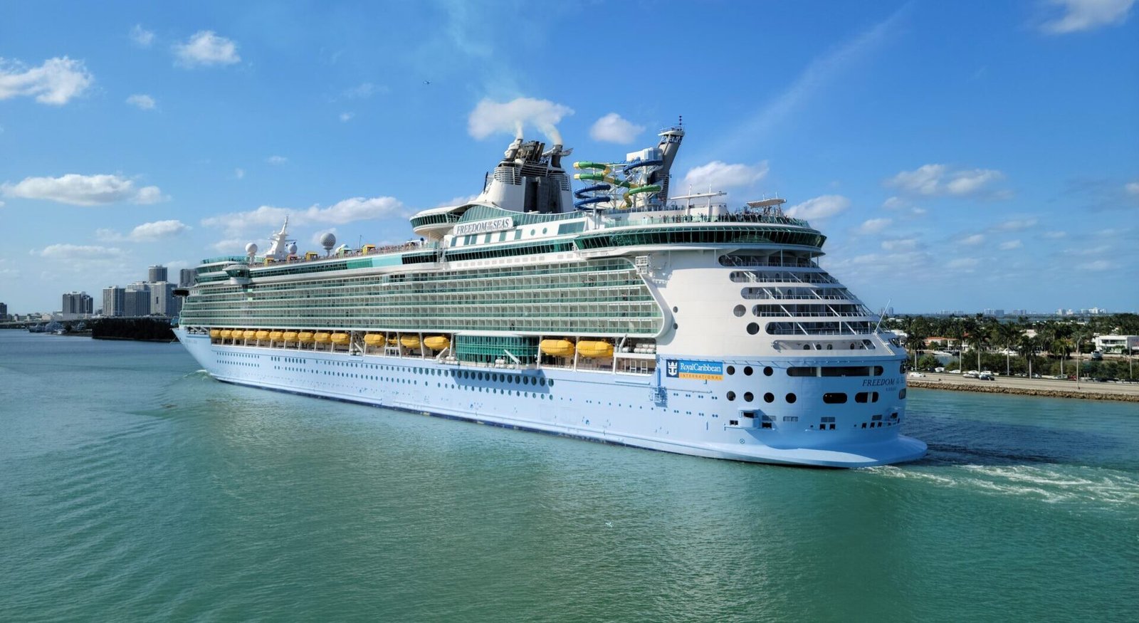 Eine Aufnahme der Freedom of the Seas von Royal Caribbean International im PortMiami, 2024.