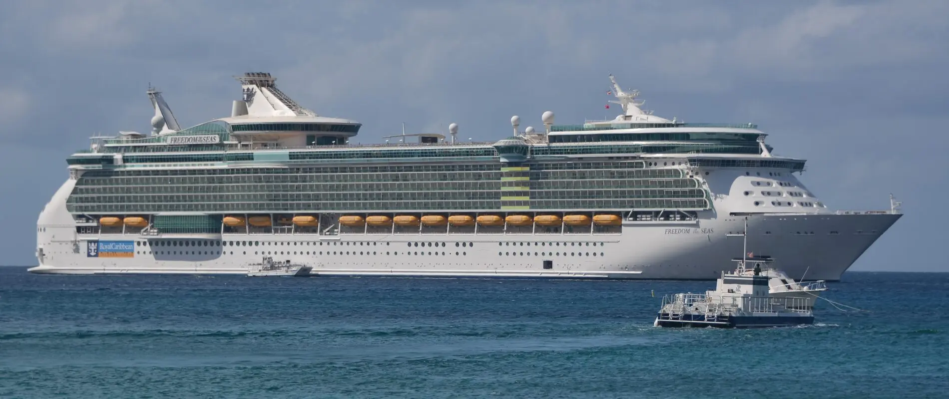 Eine Aufnahme der Freedom of the Seas von Royal Caribbean International vor den Cayman Islands, 2016.