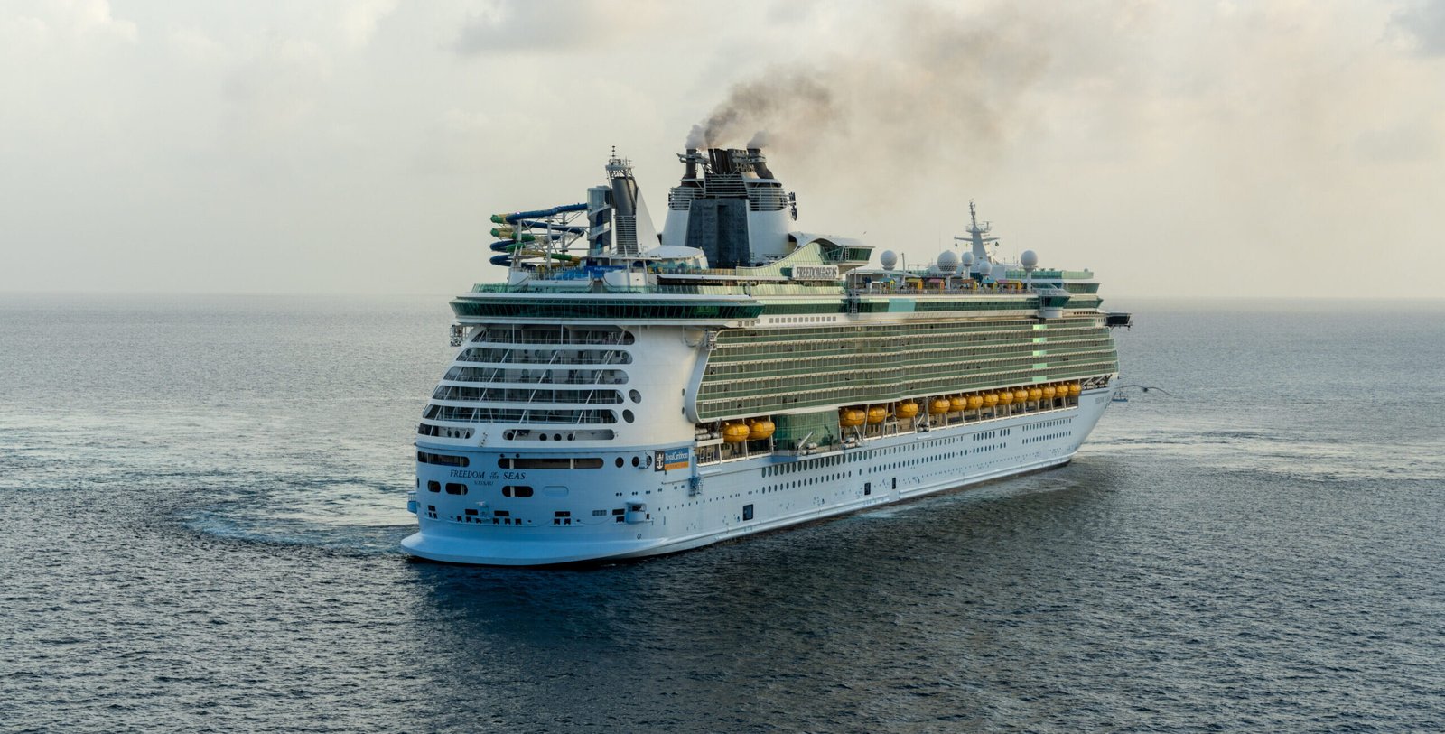 Eine Aufnahme der Freedom of the Seas von Royal Caribbean International vor den Bahamas, 2023.