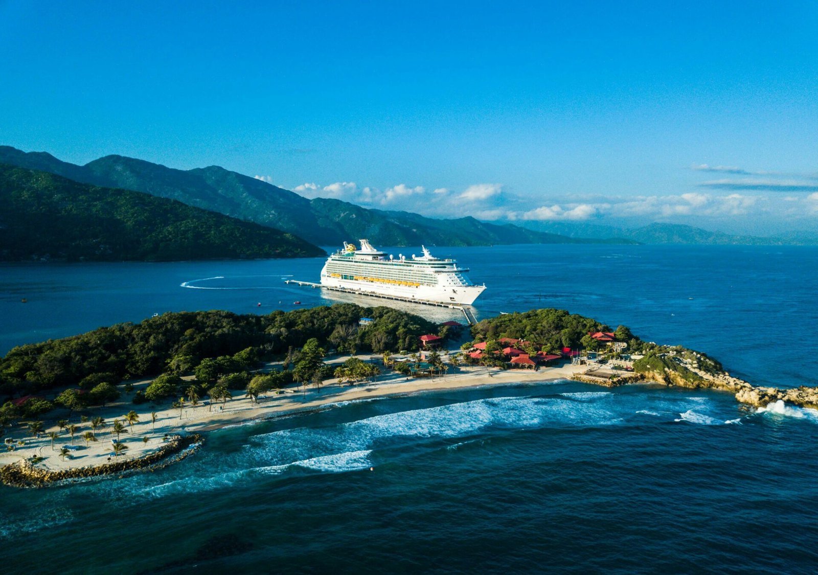 Eine Aufnahme von einem Kreuzfahrtschiff von Royal Caribbean International an einem Pier in Haiti.