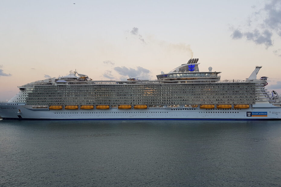 Eine Aufnahme der Harmony of the Seas von Royal Caribbean International im Hafen von Fort Lauderdale, Miami, 2018.