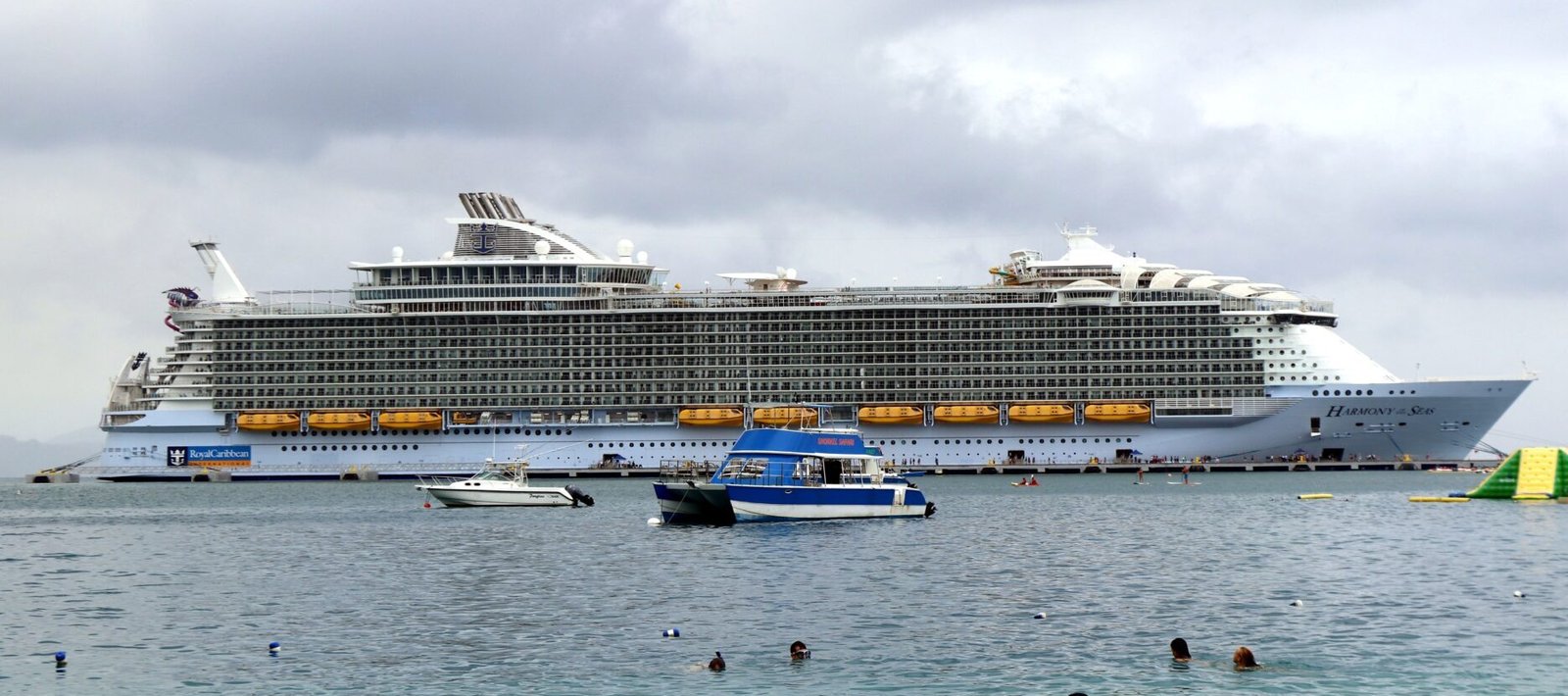 Eine Aufnahme der Harmony of the Seas von Royal Caribbean International vor Labadee, Haiti, 2018.