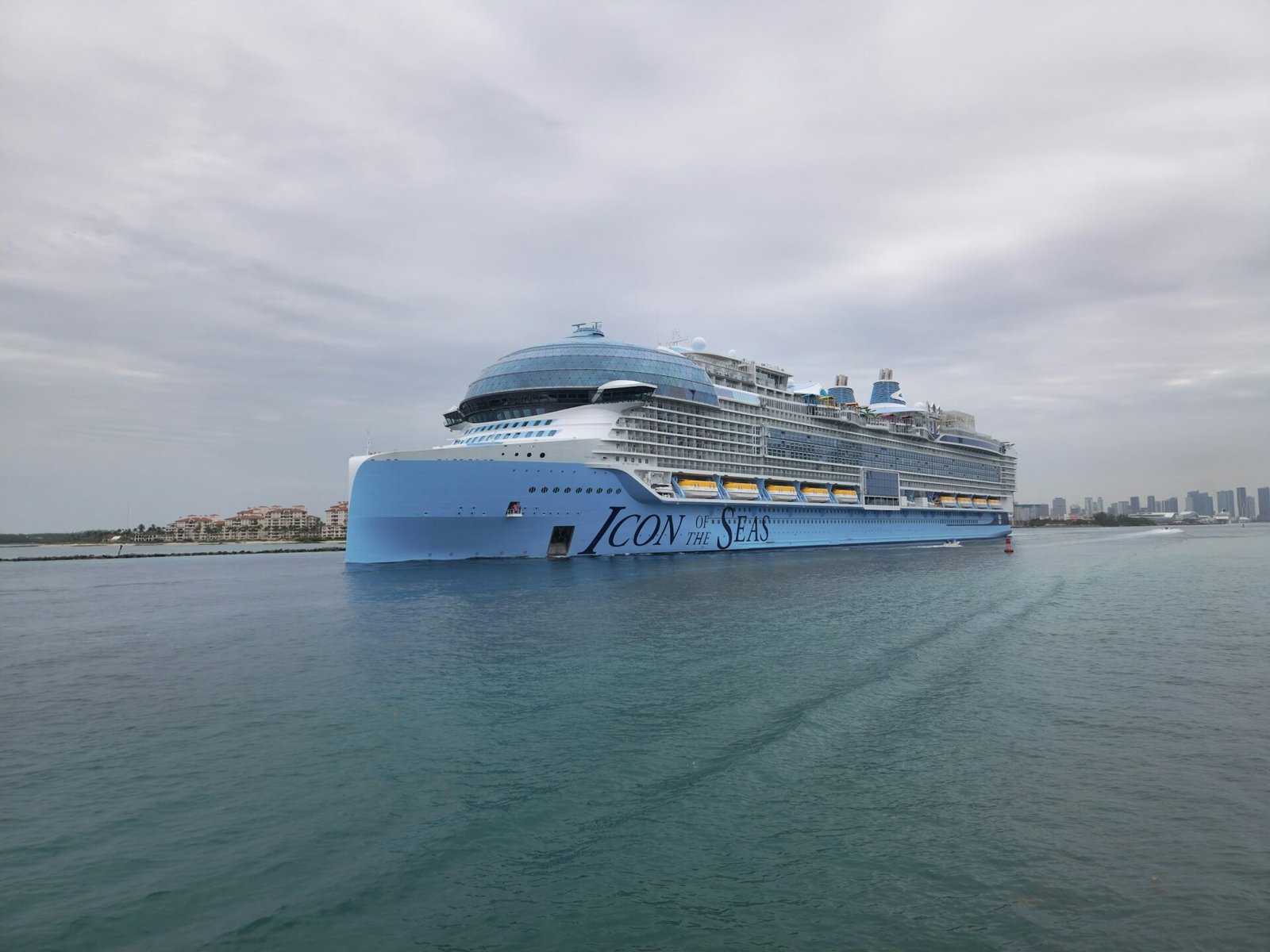 Eine Aufnahme der Icon of the Seas von Royal Caribbean International außerhalb des PortMiami.