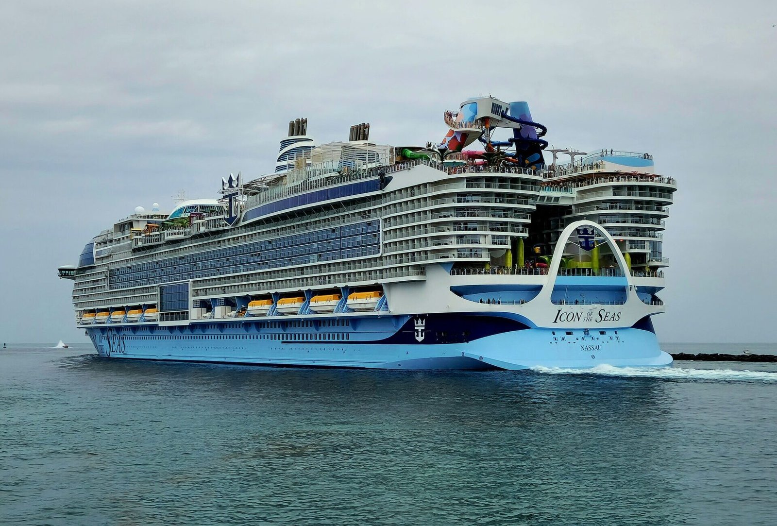 Eine Aufnahme der Icon of the Seas von Royal Caribbean International vor Miami, Florida, 2024.