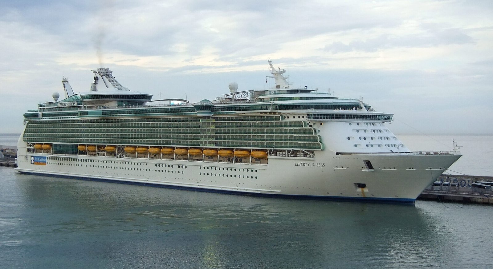 Eine Aufnahme der Liberty of the Seas von Royal Caribbean International, 2007.