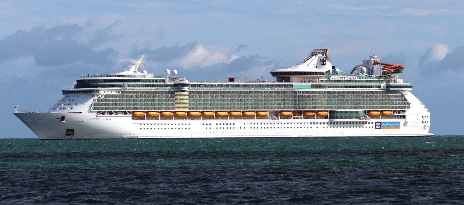 Eine Aufnahme der Liberty of the Seas von Royal Caribbean International vor Belize City, 2016.