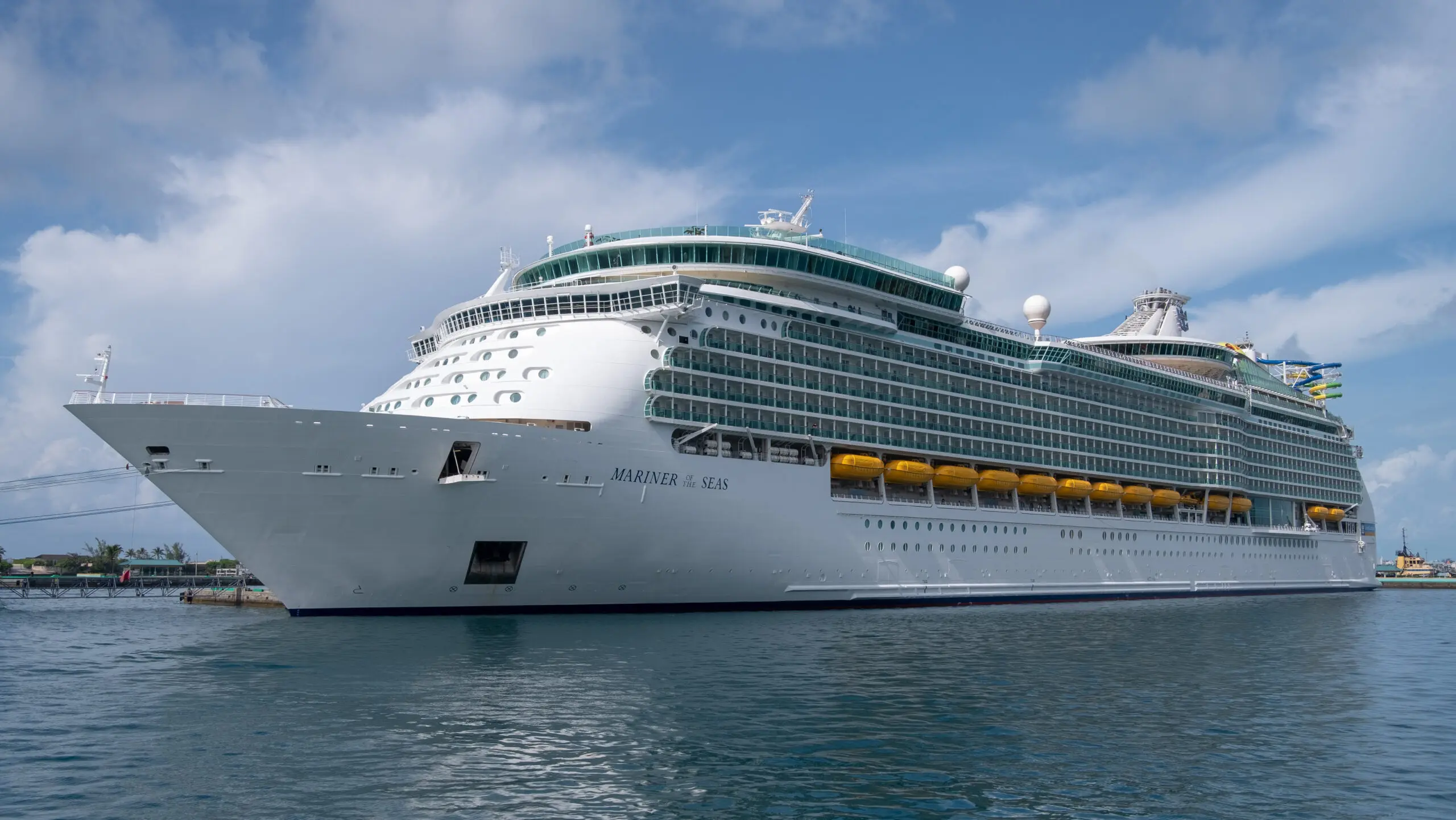 Eine Aufnahme der Mariner of the Seas von Royal Caribbean International im Hafen von Nassau, Bahamas, 2018.