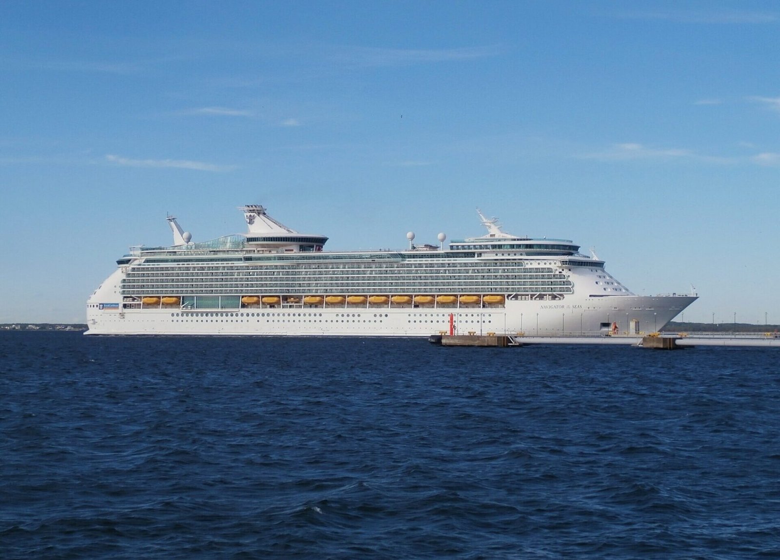 Eine Aufnahme der Navigator of the Seas von Royal Caribbean International in Tallinn, 2017.