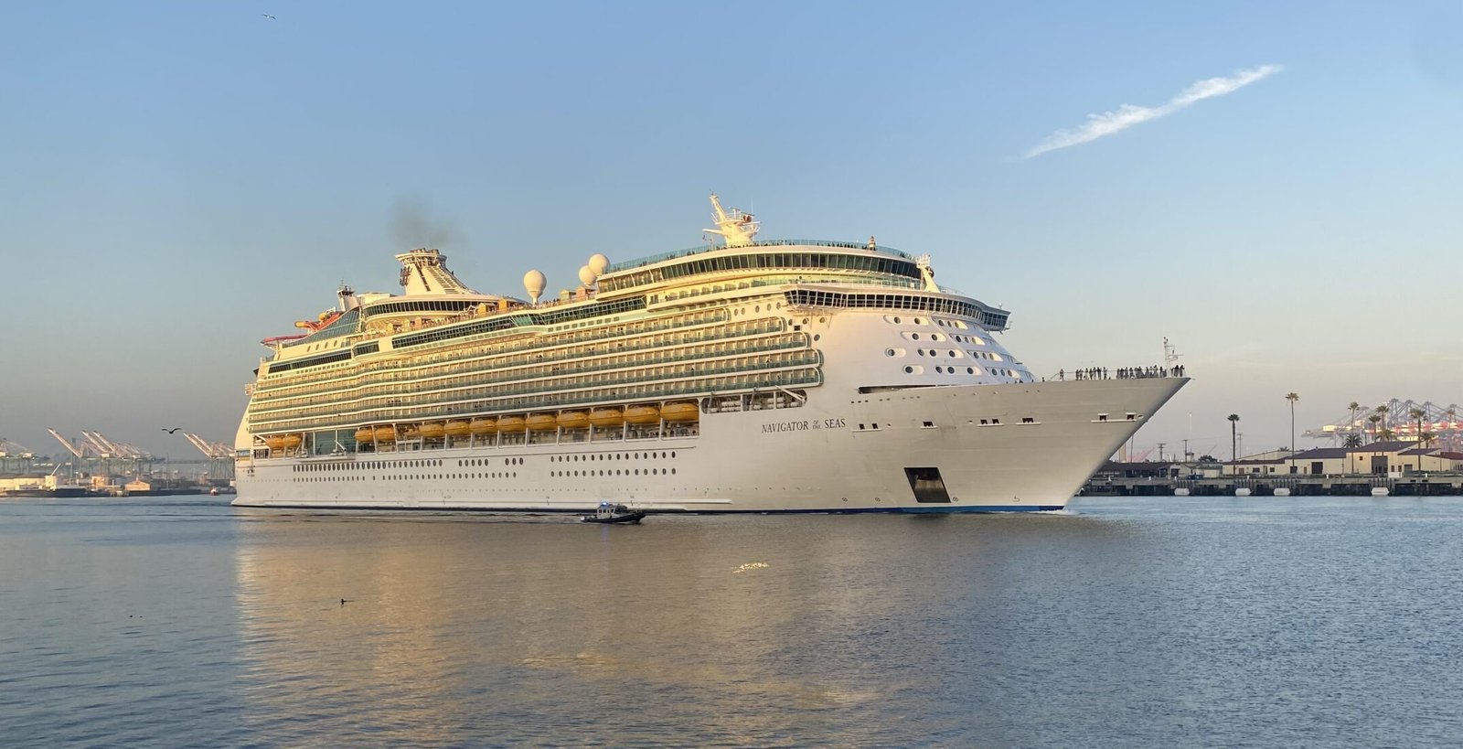 Eine Aufnahme der Navigator of the Seas von Royal Caribbean International vor San Pedro, Los Angeles, Kalifornien, 2025.