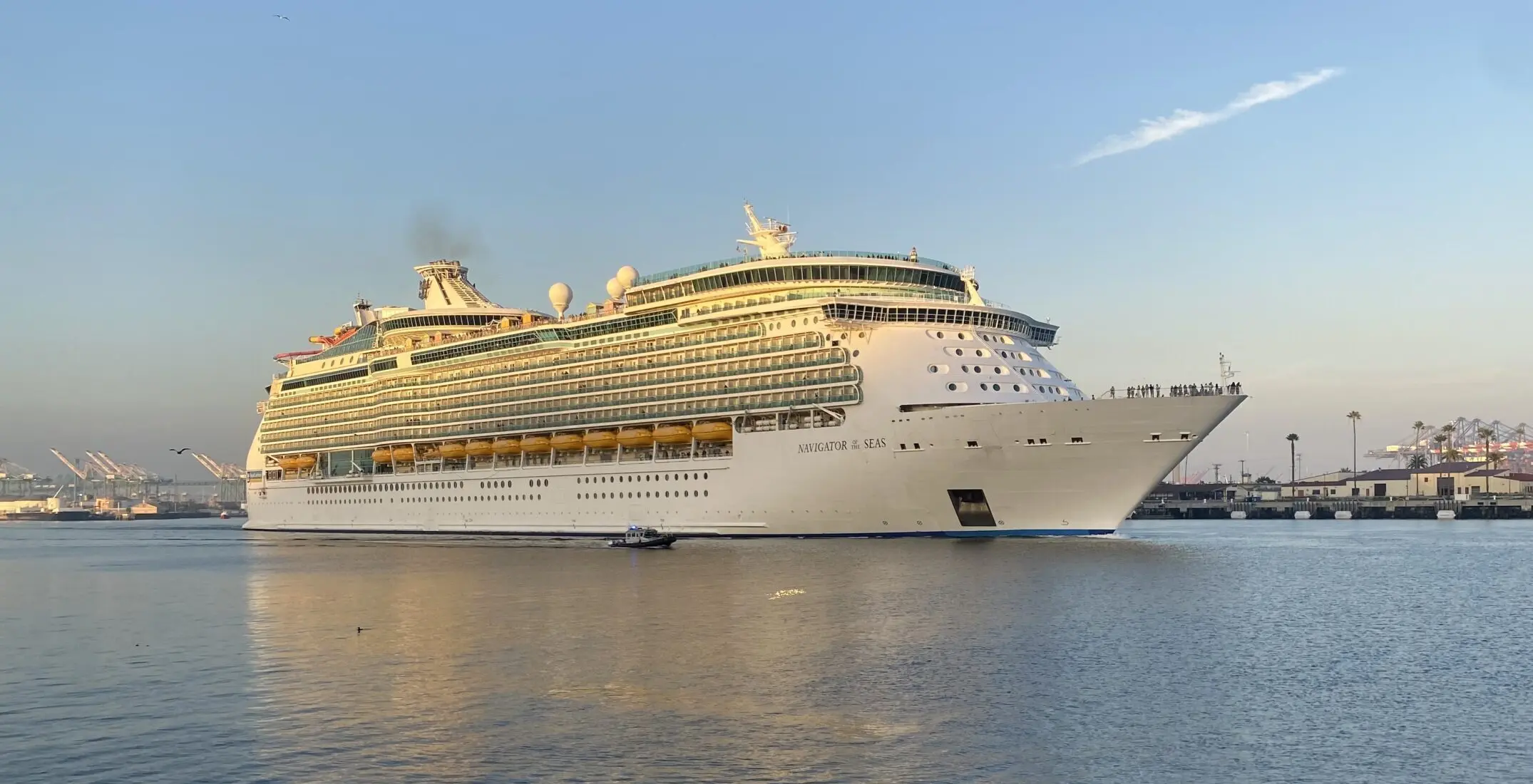 Eine Aufnahme der Navigator of the Seas von Royal Caribbean International vor San Pedro, Los Angeles, Kalifornien, 2025.