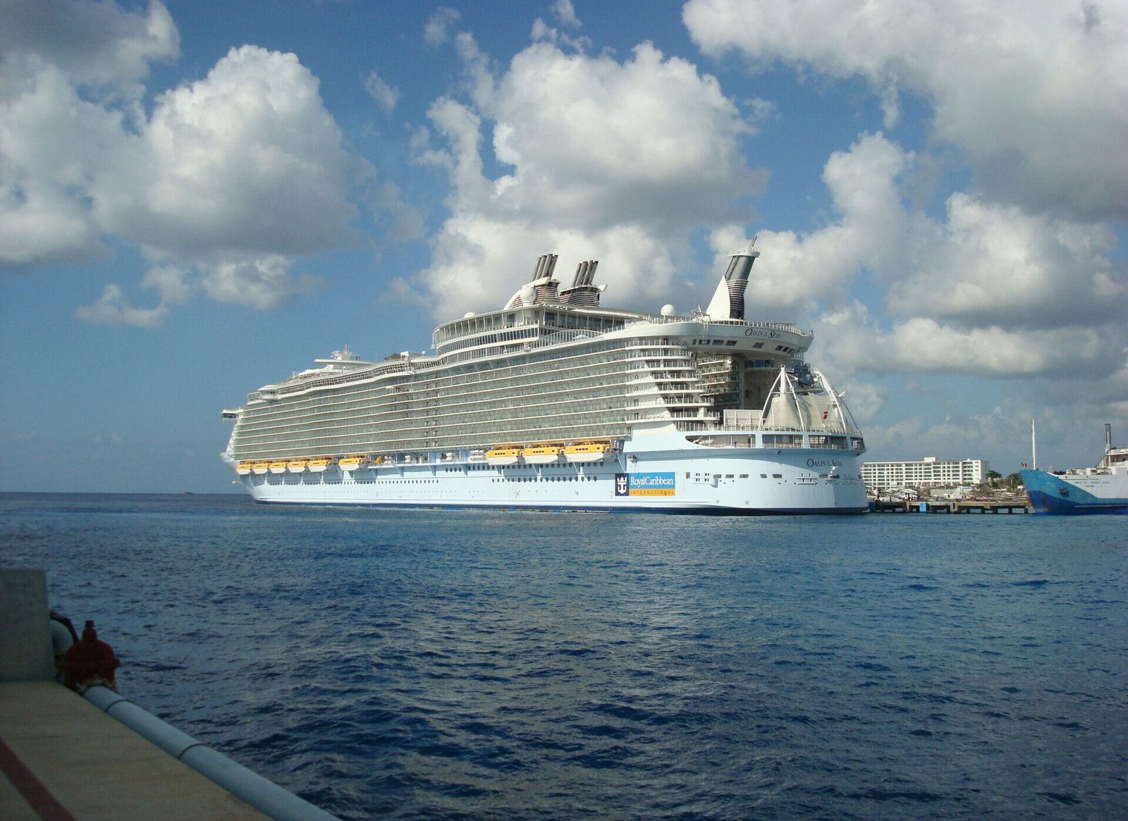Eine Aufnahme der Oasis of the Seas von Royal Caribbean International im Hafen von Cozumel, 2011.