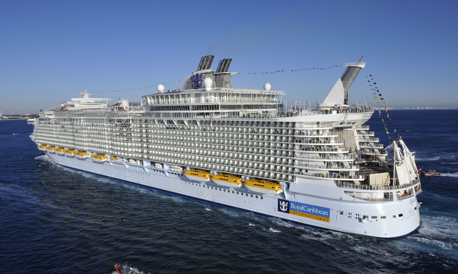 Eine Aufnahme der Oasis of the Seas von Royal Caribbean International vor Fort Lauderdale, Florida, 2009.