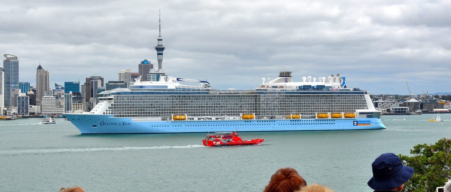 Eine Aufnahme der Ovation of the Seas von Royal Caribbean International in Bayswater, Neuseeland, 2016.