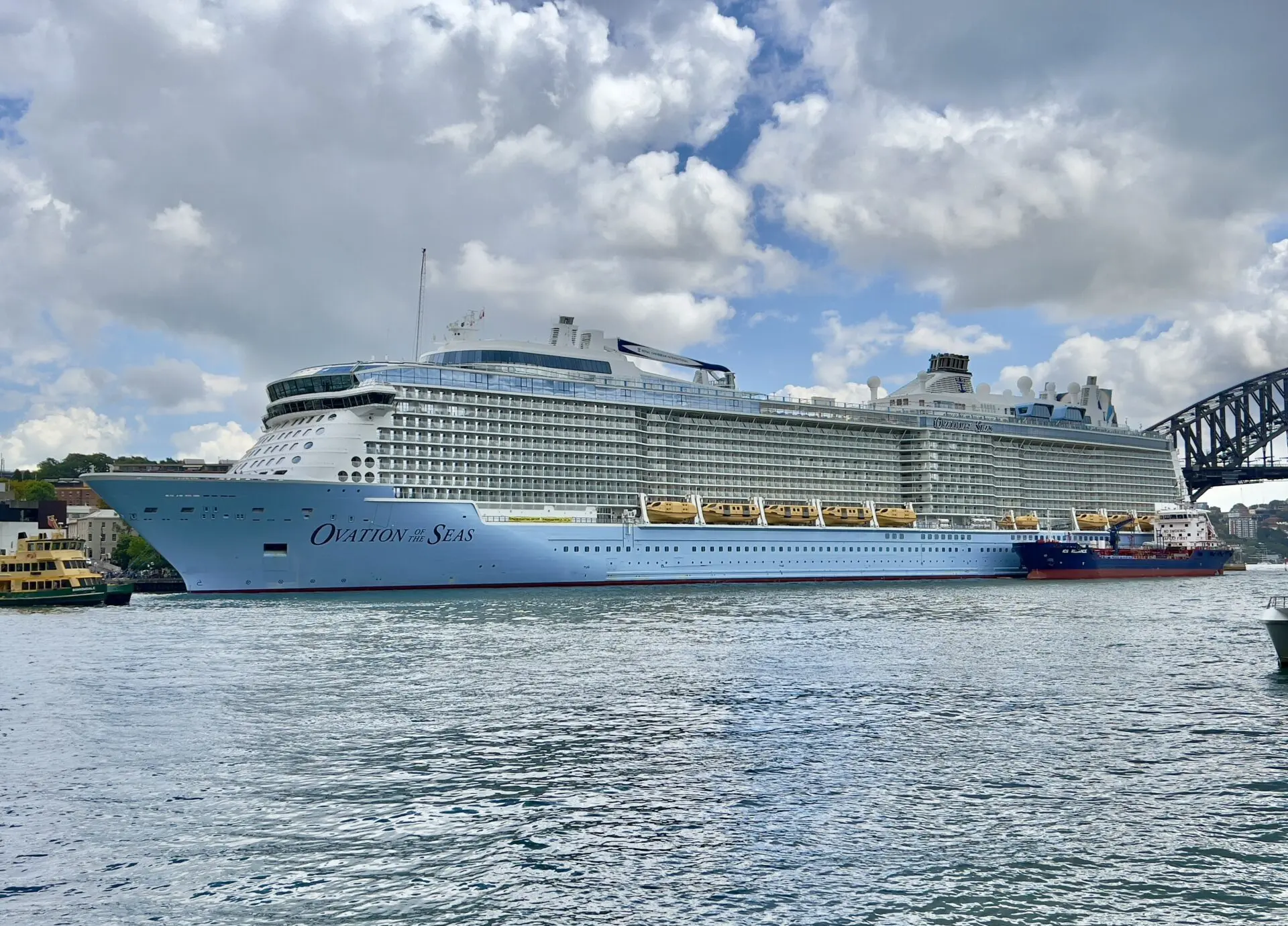 Eine Aufnahme der Ovation of the Seas von Royal Caribbean International in Sydney, Australien, 2023.